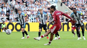 Dominik Szoboszlai scored a dramatic stoppage-time penalty as Liverpool denied Newcastle an opening game victory at St James' Park.