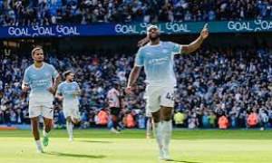 Manchester City were pushed all the way by Sunderland but came through to win an eight-goal thriller to go three points clear at the top of the Premier League table.