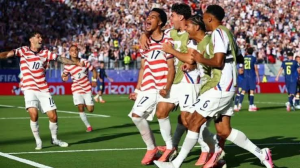 Folarin Balogun scored and was later sent off as the United States advanced past a lacklustre Bosnia-Herzegovina in Santa Clara to reach the last 16 of the World Cup.