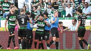 Sporting pipped rivals Benfica to Portugal's Primeira Liga title after beating Guimaraes 2-0 on the final day of the season.