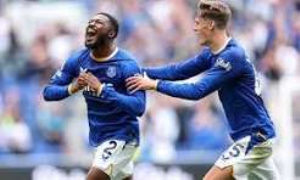 Ainsley Maitland-Niles marked his return to English football by scoring a stunning stoppage-time equaliser as a resilient Everton came from behind twice to draw with Manchester United in the Premier League.