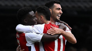 Arsenal denied Liverpool the chance to win the Premier League title this weekend as they comfortably beat 10-man Ipswich at Portman Road.