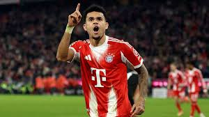 Bundesliga leaders Bayern Munich scored two goals in injury time to beat lowly St Pauli.