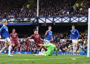 Manchester City remain on track to qualify for next season's Champions League after winning at Everton with two late goals.