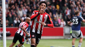 Brentford kept their hopes of European qualification alive by coming from behind to beat Manchester United in a 4-3 thriller at the Gtech Community Stadium.