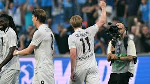 Belgian midfielder Kevin de Bruyne scored on his Napoli debut as the Serie A champions began their title defence with a 2-0 win at Sassuolo.
